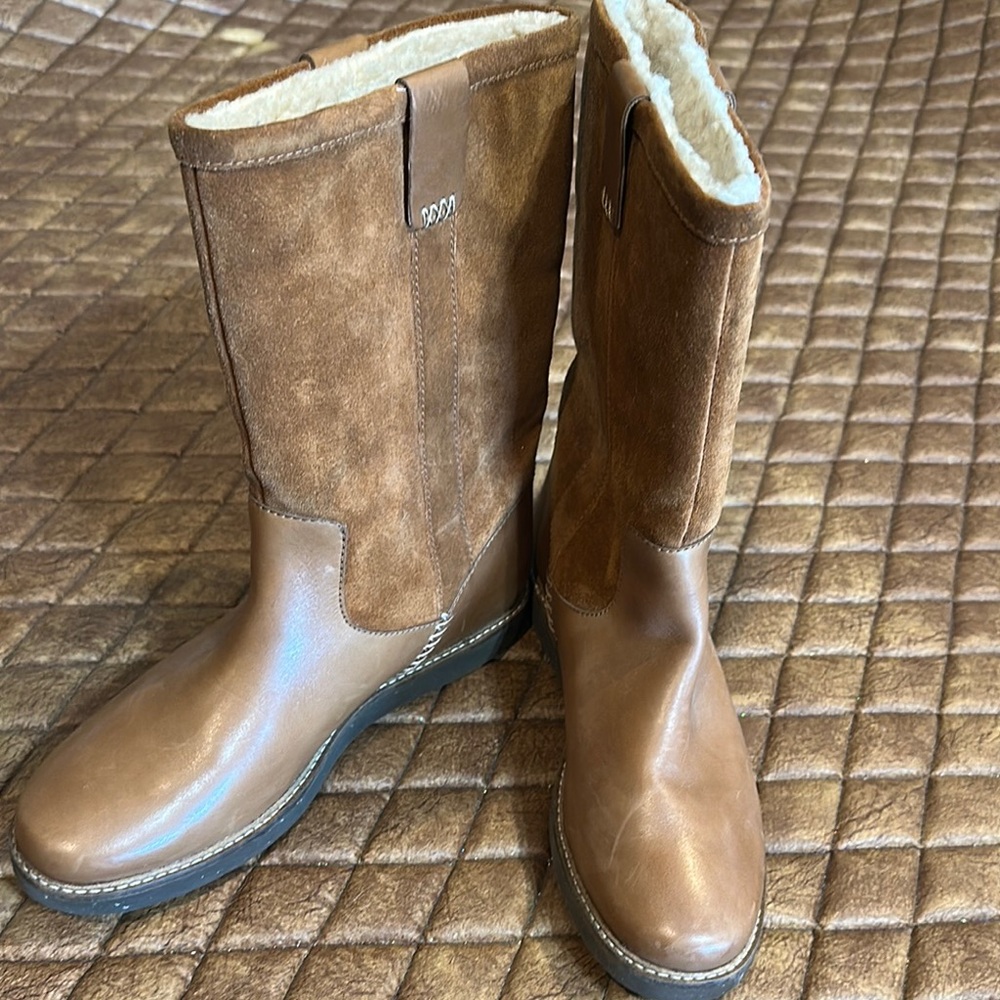 Clarks Brown Ankle Boots with Suede Texture and Fleece lining